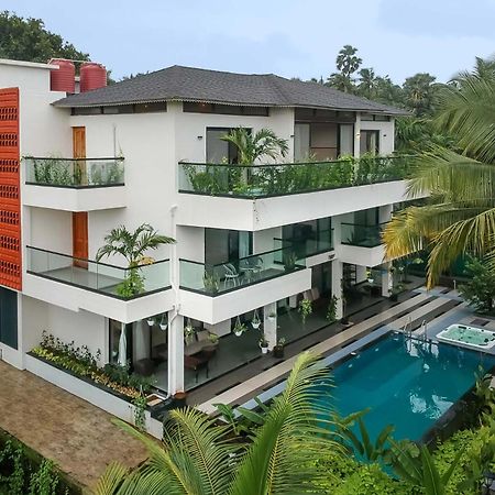 אליבג Villa Sereno By Stayvista - An Elegant And Entertaining Retreat Featuring A Swimming Pool, Outdoor Jacuzzi, Modern Interiors, And A Snooker Table מראה חיצוני תמונה