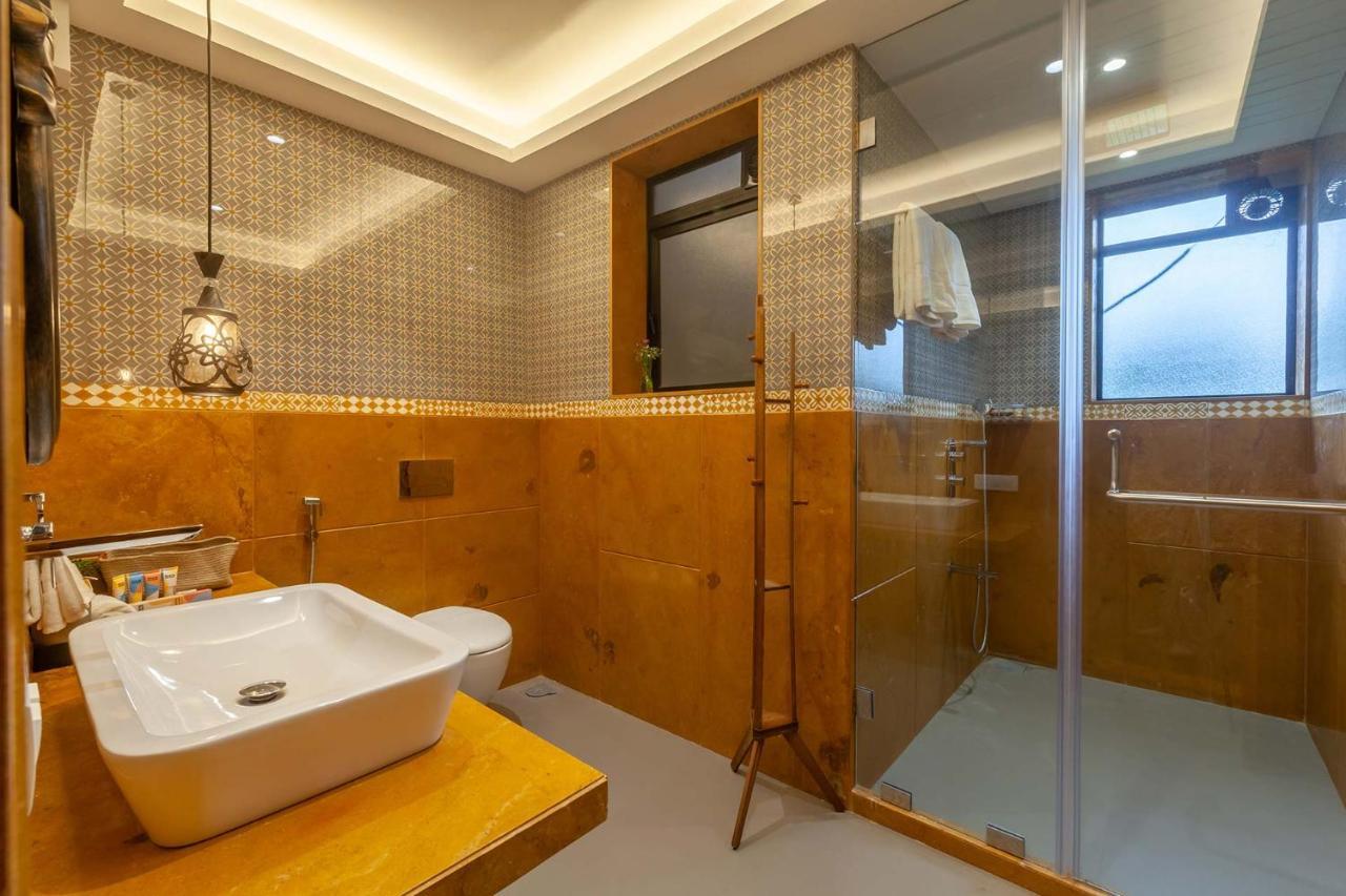 אליבג Villa Sereno By Stayvista - An Elegant And Entertaining Retreat Featuring A Swimming Pool, Outdoor Jacuzzi, Modern Interiors, And A Snooker Table מראה חיצוני תמונה