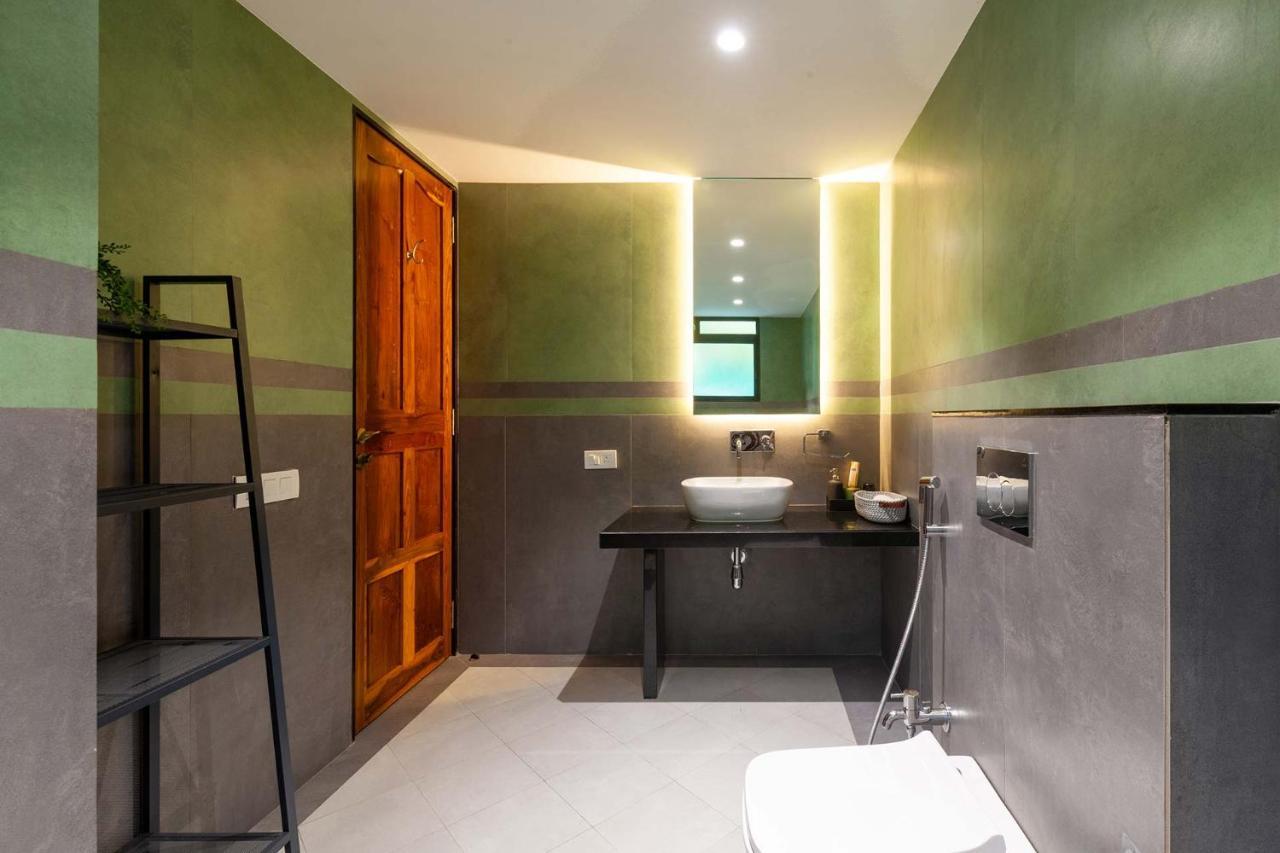 אליבג Villa Sereno By Stayvista - An Elegant And Entertaining Retreat Featuring A Swimming Pool, Outdoor Jacuzzi, Modern Interiors, And A Snooker Table מראה חיצוני תמונה