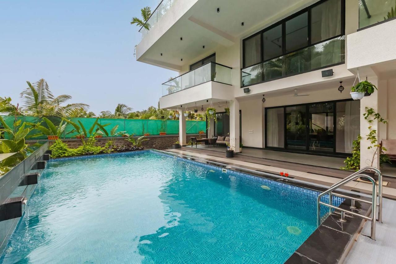 אליבג Villa Sereno By Stayvista - An Elegant And Entertaining Retreat Featuring A Swimming Pool, Outdoor Jacuzzi, Modern Interiors, And A Snooker Table מראה חיצוני תמונה