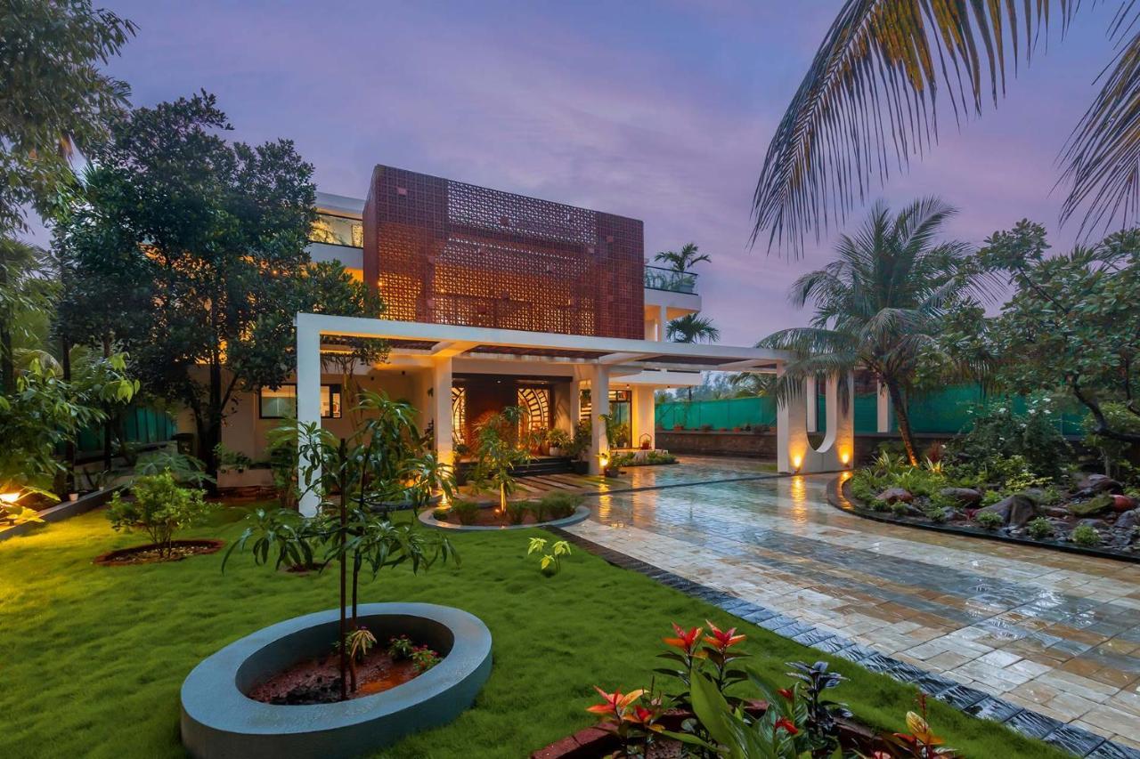 אליבג Villa Sereno By Stayvista - An Elegant And Entertaining Retreat Featuring A Swimming Pool, Outdoor Jacuzzi, Modern Interiors, And A Snooker Table מראה חיצוני תמונה